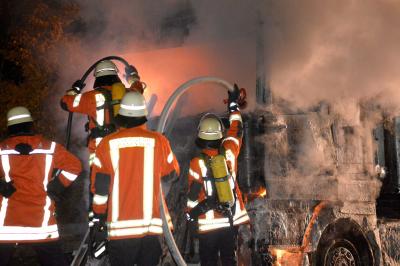 Flammenmeer auf der B14 bei Schwaikheim - LKW in Vollbrand